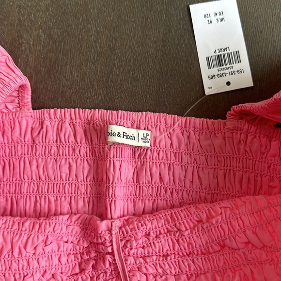 Abercrombie & Fitch - Picture 4 of 5